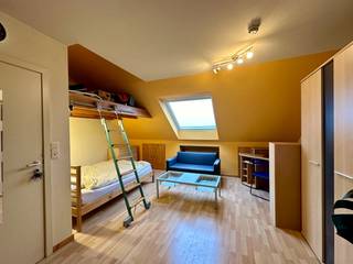 <strong>PLAN NU ONLINE UW BEZOEKAFSPRAAK VIA DE WEBSITE VAN IMMOBOSS</strong><br /><br />Aangename studio op gunstige locatie in Sint-Amandsberg, met ruime parkeermogelijkheid in de straat. De studio (mét airco) bestaat uit woonkamer met mezanine (slaapgedeelte bovenaan met trap), geriefelijke keuken (incl. koelkast, oven en wasmachine), badkamer met douche. De studio bevindt zich op de 3de verdieping. Er is geen lift in het gebouw.<br />Deze studio is beschikbaar vanaf 15/01/2027 en is deels bemeubeld met bureau, kleerkast, ladekast en stoelen.<br /><br />Huurprijs: € 675/maand + gemeenschappelijke lasten: €15/maand onderhoudskosten incl. kuisen. EGW is afzonderlijk (verwarming op gas).<br />EPC: 489 kWh/m². <br /><br />(DOMICILIE VERPLICHT wegens huurcontract hoofdverblijfplaats)<br /><br /><strong>PLAN NU ONLINE UW BEZOEKAFSPRAAK VIA DE WEBSITE VAN IMMOBOSS</strong><br /> 