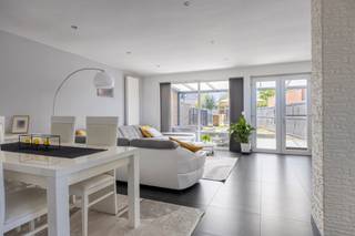 <p><span>Ontdek deze bijzonder ruime gezinswoning, gelegen aan de Oude Abdijstraat 3 in Aalst. De woning werd gebouwd in 2010 en beschikt over maar liefst 215 m² bewoonbare oppervlakte, vier volwaardige slaapkamers, twee badkamers en een gezellige tuin. Dankzij de royale volumes en de flexibele indeling is dit de ideale woning voor een groot of groeiend gezin.</span></p>
<p><span>Bij het betreden van de woning komt u terecht in een verzorgde inkomhal met een afzonderlijk gastentoilet. Aansluitend bevindt zich een praktische berging, ideaal voor het opbergen van voorraad, huishoudtoestellen en andere benodigdheden.</span></p>
<p><span>De volledig uitgeruste keuken biedt alle nodige ruimte en comfort om dagelijks te koken. De bijzonder ruime leefruimte vormt het hart van de woning en biedt voldoende plaats voor zowel een gezellige zithoek als een grote eetplaats. Dankzij de royale oppervlakte kan deze ruimte volledig naar eigen smaak en behoeften worden ingericht.</span></p>
<p><span>Vanuit de leefruimte bereikt u de aangename tuin, waar u in alle rust kunt ontspannen, gezellig kunt tafelen of de kinderen veilig kunt laten spelen. De combinatie van een ruime binnenomgeving en een eigen buitenruimte zorgt voor een bijzonder comfortabele woonbeleving.</span></p>
<p><span>Op de eerste verdieping bevinden zich drie volwaardige slaapkamers. Daarnaast beschikt deze verdieping over een zeer ruime badkamer, uitgerust met een ligbad, een afzonderlijke douche en een toilet. De royale afmetingen maken van deze badkamer een comfortabele en praktische ruimte voor het hele gezin.</span></p>
<p><span>De tweede verdieping vormt een belangrijke bijkomende troef. Hier bevindt zich een indrukwekkende kamer van circa 45 m², die momenteel als één grote ruimte kan worden gebruikt. Deze verdieping leent zich uitstekend als masterbedroom, hobbyruimte, thuiskantoor, speelkamer of polyvalente leefruimte. Dankzij haar oppervlakte kan de kamer bovendien worden onderverdeeld in twee afzonderlijke slaapkamers, waardoor de woning in totaal over vijf slaapkamers kan beschikken. Een bijkomende douchekamer op deze verdieping verhoogt het dagelijkse comfort en maakt de ruimte bijzonder geschikt als afzonderlijke verdieping voor oudere kinderen, gasten of thuiswerk.</span></p>
<p><span>Ook de ligging is een absolute meerwaarde. De woning bevindt zich aan de rand van het centrum van Aalst, waardoor winkels, scholen, horeca, sportvoorzieningen en andere dagelijkse faciliteiten vlot bereikbaar zijn. Het stadscentrum en het station van Aalst zijn gemakkelijk bereikbaar, terwijl een bushalte in de omgeving zorgt voor een goede verbinding met het openbaar vervoer.</span></p>
<p><span>Voor gezinnen en natuurliefhebbers is de nabijheid van het Rozekensbos, een bijzondere troef. Dit groene domein bevindt zich tussen onder meer de Oude Abdijstraat en de Rozendreef. Kinderen kunnen er zich uitleven op de speelheuvels en klimelementen, terwijl wandelaars kunnen genieten van het groen, het vlonderpad en de aanwezige picknickmogelijkheden. Ook Sportcentrum Ten Rozen bevindt zich in de omgeving.</span></p>
<p><span>Dankzij de combinatie van haar uitstekende ligging, de recente bouwperiode, de royale bewoonbare oppervlakte is deze woning een bijzonder interessante opportuniteit voor wie ruim en comfortabel wil wonen nabij het centrum van Aalst.<br /><br />SI: in aanvraag.</span></p>
<p><span>Bent u op zoek naar een ruime en veelzijdige gezinswoning met bijzonder veel mogelijkheden? Neem dan contact met ons op via </span><strong><span>dilbeek@weinvest.be</span></strong><span> of </span><strong><span>0497 248 251</span></strong><span> voor meer informatie of om een bezoek in te plannen.</span></p>