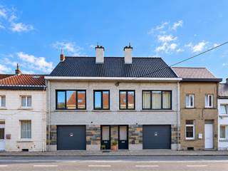 Gezellig, <strong>INSTAPKLAAR 2-SLAAPKAMERAPPARTEMENT</strong> met <strong>RUIME GARAGE</strong> en zolder, gunstig gelegen te Lessen. Bij het betreden van het appartement komt u terecht in de inkomhal met afzonderlijk toilet. De lichtrijke woonkamer vormt een aangename leefruimte en sluit mooi aan op de <strong>INGERICHTE KEUKEN</strong>. Verder beschikt het appartement over <strong>TWEE VOLWAARDIGE SLAAPKAMERS</strong> en een ingerichte badkamer. Een belangrijke <strong>EXTRA TROEF IS DE RUIME ZOLDER</strong>, die heel wat bijkomende <strong>OPBERGMOGELIJKHEDEN</strong> biedt. Dankzij de goede bereikbaarheid en de nabijheid van openbaar vervoer, winkels, scholen en <strong>BELANGRIJKE INVALSWEGEN</strong> geniet u hier van een praktische ligging voor het dagelijkse leven. Ook een <strong>RUIME GARAGE</strong> is inbegrepen. Momenteel verhuurd aan <strong>690 EUR/MAAND</strong>.<br /><br /><strong>Adres: </strong>Chaussée de Renaix 30A, 7860 Lessen<br /><br />PEB: 203 kWh/m² - UC: 20221029001263