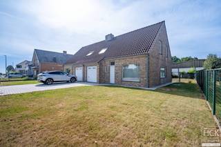 <strong>De ligging</strong><br />Deze<strong> recent gebouwde woning</strong> (jaar einde opbouw 2003) is gelegen <strong>vlakbij het centrum van Kruishoutem</strong>, in de directe nabijheid van allerhande faciliteiten, het openbaar vervoer en diverse lagere scholen. Dankzij zijn ligging en vlotte verbinding met diverse hoofdwegen zijn de omliggende centra (Waregem, Zulte, Deinze, Oudenaarde,...) allen vlot te bereiken alsmede het op- &amp; afrittencomplex van de E17 is op amper 1 min. rijden bereikbaar. Kortom, een <strong>woning met goede bereikbaarheid</strong>!<br /><br /><strong>De woning</strong><br />De woning bevat een bewoonbare oppervlakte van 140 m² en staat op een <strong>zuidgericht perce<span>el</span></strong><span> van 385m² groot</span>. Er zijn ondermeer 3 ruime slaapkamers ter beschikking alsmede een ruime en lichtrijke woonkamer, aparte leefkeuken alsook inpandige garage.<br /><br /><strong>De indeling</strong><br />Gelijkvloers: inkomhal voorzien van apart gastentoilet met handenwasser - zeer <strong>ruime woonkamer met veel lichtinval</strong>- aparte (leef)keuken voorzien van alle toestellen (vaatwasser, oven, koelkast, kookplaat, dampkap en spoelbak) - keukenberging - <strong>inpandige garage </strong>voor 1 wagen, voorzien van aansluiting voor wasmachine/droogkast en technieken;<br />Verdieping: nachthal - slaapkamer 1 - slaapkamer 2 - slaapkamer 3 - badkamer met ligbad en dubbele wastafel;<br />Zolder: te bereiken via zolderluik in nachthal;<br />Tuin en terras + parkeerplaats op oprit.<br /><br /><strong>Kenmerken</strong><br />- oppervlakte perceel: 385 m²<br />- bruikbare vloeroppervlakte: 140 m²<br />- bouwjaar 2003<br />- CV via stookolie<br />- dak, vloeren en muren geïsoleerd<br />- dubbel glas en PVC raamprofielen<br />- regenwater: 10.000 liter<br />- EPC: 179 kWh/m² jaar - <strong>B-label</strong><br /><br /><strong>Troeven</strong><br />- <strong>instapklare en energiezuinige woning!</strong><br />- vlakbij centrum Kruishoutem!<br />- zuidgericht perceel!<br /><br />Voor meer informatie of een bezoek ter plaatse reageer via het contactformulier of stuur naar info@hckinvest.be