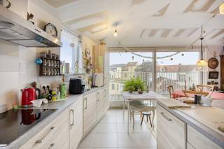 Jong (2016) dakappartement van 90 m², gelegen op de derde verdieping van de kleinschalige residentie Godshuishammeke.De bereikbaarheid van deze locatie is een belangrijk pluspunt: zowel met de fiets, het openbaar vervoer, de auto als te voet is alles vlot bereikbaar.Hoewel de afwerkende verflaag nog ontbreekt, is het appartement verder volledig instapklaar.Dankzij de grote raampartijen en de zuidwestoriëntatie geniet het appartement de hele dag van natuurlijk licht. De keuken en leefruimte lopen naadloos over in het terras dat rondom het appartement loopt – een zeldzame en gezellige buitenplek midden in Gent.Het appartement beschikt over 3 slaapkamers, een badkamer en een apart toilet. Daarnaast zijn er twee bergingen: één in het appartement zelf en één in de kelder.Bij het appartement hoort een ondergrondse staanplaats, die meegekocht moet worden voor €25.000.