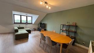 Ruim appartement met 2 slaapkamers en EPC B op toplocatie in Dendermonde – €230.000<br /><br />Bent u op zoek naar een ruim appartement op een uitstekende locatie? Dan is dit verzorgde appartement van 88 m² aan het Statieplein in Dendermonde zeker een bezoek waard.<br /><br />Het appartement bevindt zich op de 3de verdieping en beschikt over een lichtrijke leefruimte, een ingerichte keuken met praktische berging, 2 volwaardige slaapkamers, een aparte toiletruimte en een badkamer met zowel ligbad als aparte douche.<br /><br />Dankzij het gunstige EPC-label B (123 kWh/m²/jaar), de conforme elektrische installatie, het asbestveilig attest en de dubbele beglazing (ramen vernieuwd in 2017) bent u verzekerd van een energiezuinig en zorgeloos appartement.<br /><br />Extra pluspunt: de vernieuwing van de waterleidingen in het volledige appartement is reeds volledig betaald door de huidige eigenaars (investering van €2.286,93). De werken worden binnenkort uitgevoerd, waardoor de nieuwe eigenaar deze kost niet meer hoeft te dragen en meteen geniet van een vernieuwde waterinstallatie.<br /><br />De ligging is een absolute troef: vlak tegenover het station van Dendermonde, op wandelafstand van winkels, scholen en het centrum. Bovendien is er een grote gratis parking op de rechteroever en een fietsenstalling aan het station op minder dan 1 minuut stappen.<br /><br />Het appartement zal redelijk snel beschikbaar zijn, ideaal voor wie snel wil verhuizen.<br /><br /><br /><br />Troeven<br /><br />* Vraagprijs: €230.000<br />* 88 m² bewoonbare oppervlakte<br />* 2 slaapkamers<br />* 3de verdieping<br />* EPC B (123 kWh/m²/jaar)<br />* Conforme elektriciteit<br />* Asbestveilig<br />* Dubbel glas (2017)<br />* Badkamer met bad én aparte douche<br />* Apart toilet<br />* Berging naast de keuken<br />* Gratis parking vlakbij<br />* Station op wandelafstand<br />* Onmiddellijk beschikbaar<br />* Gemeenschappelijke kosten: ongeveer €67/maand