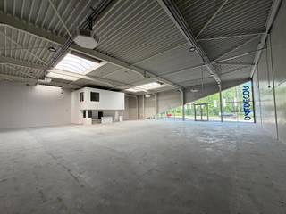<p>Prachtig afgewerkte loods te koop in Vilvoorde langs de Mechelsesteenweg. De opslagruimte omvat een s<strong>howroom van 573 m²</strong>, die ook geschikt is als standaard opslagruimte, en een <strong>magazijn van 307 m²</strong>. Daarnaast beschikt het pand over <strong>102 m² kantoorruimte</strong>, een overdekt terrein van 210 m² onder een luifel, en 10 parkeerplaatsen.<br /><br />Aarzel niet om ons te contacteren indien u verdere vragen heeft op 02.462.32.00</p>
