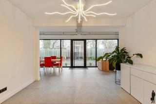 <p><strong>Energiezuinige woning met thuiskantoor/praktijkruimte </strong>en af te werken <strong>loftappartement</strong> op een <strong>rustig gelegen perceel</strong> van ca. 2.107 m²!</p>
<p>Deze villa omvat in totaliteit 3 bouwlagen, waaronder:<br />1. Een bruikbare, in te richten <strong>kelder</strong><br />2. Een gelijkvloerse verdieping heden voorzien van inkomhal, <strong>4 bureau/vergaderruimtes</strong>, keuken, berging<br />3. Een af te werken <strong>loftappartement</strong><br /><br />Voorzieningen op de gelijkvloerse verdieping:<br />- Inkomhal<br />- <strong>2 gastentoiletten</strong><br />- <strong>4 bureau/vergaderruimtes</strong><br />- <strong>Volwaardige keuken</strong> voorzien van alle toestellen<br />- Berging (ca. 9 m²)<br />- Via een grote schuifpui te bereiken <strong>groene tuin</strong><br /><br />Voorzieningen op de eerste verdieping:<br />- Via een <strong>aparte inkom </strong>een houten bordestrap naar boven<br />- <strong>Af te werken appartement</strong> van ca. 185 m²<br />- Uiterst <strong>lichtrijke leefruimte</strong><br />- Toilet<br />- Berging<br />- <strong>2 grote slaapkamers</strong>, de oppervlakten van de slaapkamers bedragen:<br />Slaapkamer 1: ca. 23 m²<br />Slaapkamer 2: ca. 15 m²<br />- Badkamer</p>
<p>Algemeen:<br />- Ideaal voor <strong>wonen in combi met vrij beroep of thuiskantoor</strong>,.. etc.<br />- <strong>Rustige en residentiële ligging</strong> niet ver van het centrum van Putte</p>