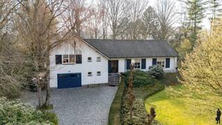 <strong>Uitstekend gelegen split-level villa in een gegeerde doodlopende straat.</strong><br /><br /><strong>Op een ruim perceel van ca. 2.853 m² met ca. 52 m straatbreedte en zuid-oost oriëntatie, ligt deze bijzondere villa met heel veel potentieel. </strong><br /><br /><strong>De gelijkvloerse verdieping:</strong><br />- <strong>inkomhal </strong>op tegel<br />- <strong>woonkamer </strong>op parket met zicht op het terras en een dubbele deur naar de tuin <br />- gezellig <strong>salon </strong>met houthaard, bar en zicht op de tuin<br />- aparte <strong>keuken </strong>met inbouwtoestellen waaronder vaatwasser, kookvuur, koelkast en heteluchtoven, met toegang naar de tuin<br /><br /><strong>Souterrain / niveau garage:</strong><br />- <strong>gastentoilet </strong>met aparte handenwasser<br />- inpandige <strong>garage </strong>met gootsteen, aansluiting voor wasapparatuur en technische voorzieningen zoals vernieuwde ACV SMART boiler en Vaillant CV-ketel<br />- <strong>bureau</strong>, ideaal als thuiswerkplek, of in te richten als slaapkamer<br />- <strong>slaapkamer </strong>op laminaat met toegangsdeur naar de tuin en een <strong>achterliggende kamer</strong> (bijv. in te richten als dressing of extra bergruimte)<br />- Toegang naar de<strong> kelder</strong> met kruipruimte<br /><br /><strong>Split-level:</strong><br />- <strong>nachthal</strong> met nachttoilet<br />- <strong>slaapkamer </strong>met lavabo<br />- <strong>douchekamer </strong>met douche en handdoekradiator<br />- afgesloten <strong>oudergedeelte </strong>met <strong>veiligheidsdeur </strong>en <strong>twee</strong> <strong>slaapkamers</strong>, waarvan één met lavabo<br />- <strong>badkamer </strong>met ligbad en lavabo <br />- <strong>Bergzolder </strong>aanwezig (vlizotrap)<br /><br /><strong>De tuin:</strong><br />- Een <strong>prachtige</strong>, <strong>zuidoost georiënteerde</strong> <strong>tuin </strong>met veel <strong>privacy</strong><br />- <strong>Terras </strong>én deels <strong>overdekt terras </strong>om het hele seizoen door buiten te genieten<br />- <strong>Tuinhuis</strong> en <strong>praktische</strong> <strong>buitenruimte</strong><br />- Een <strong>sfeervolle vijver</strong><br />- De woning ligt iets hoger, wat zorgt voor een aangenaam open gevoel en extra veel licht<br /><br /><strong>Algemeen:</strong><br />- De woning ligt <strong>centraal </strong>op het perceel, met rondom <strong>groen </strong>en <strong>ruimte</strong><br />- <strong>Oprit </strong>voor meerdere wagens<br />- Verwarming op gas via radiatoren (Vaillant - 2019)<br />- Gelegen in een <strong>doodlopende straat </strong>met een straatbreedte van ca. 52 meter