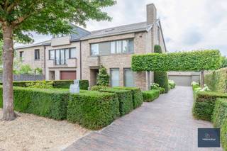 Schrijf u in via onze site ; https://ap.lc/QZRou Deze uitermate goed gelegen, ruime half open bebouwing (191m²) werd gebouwd in het jaar 1987 op...