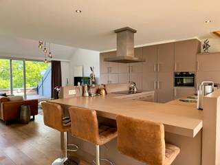 Magnifiek en ruim 2-slaapkamer duplex penthouse van ca. 140m² met 2 terrassen elk van 10m². Gelegen op de 4e verdieping in een karaktervol gebouw...