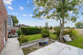 À vendre à Dergneau : Bâtiment situé le long d’un axe commercial comprenant deux unités résidentielles et un espace commercial. Le bien peut...