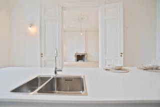 Living in Ghent is getting a whole new look with Graaf van Vlaanderen. This project offers a wonderful mix of cozy one- and two-bedroom apartments and spacious three-bedroom homes. Ideal for those starting out alone, looking for a place to live as a couple, or wanting to fully enjoy the city with the family.
Everything has been finished with an eye for detail and sustainability, so you'll live here not only beautifully but also smartly. Plenty of light, a well-thought-out layout, and a contemporary feel provide that extra touch of comfort.
And then there's the location... you'll literally live in the heart of Ghent, within walking distance of great coffee shops, restaurants, cultural venues, and shops. In short: living in Graaf van Vlaanderen means city life, but in a home that's perfectly suited to you.