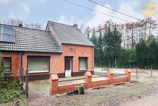 Deze halfopen bebouwing is gelegen op een idyllische en rustige locatie midden in het groen, waar natuur en sereniteit centraal staan. Omringd...