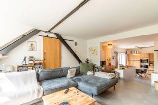 Een instapklaar appartement van 109m² met oa. 1 slaapkamer + bureaukamer, dressing, ingerichte keuken, ruim terras en een gesloten garagebox...