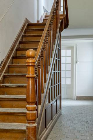 Ben je op zoek naar een kantoor met uitstraling, karakter en modern comfort? <br />Dit indrukwekkende herenhuis combineert de grandeur van historische architectuur met een functionele kantooromgeving over meerdere verdiepingen. Een unieke werkplek die gegarandeerd indruk maakt op jouw klanten en medewerkers!<br /><br />Troeven en indeling:<br /><br />* Royale oppervlakte: Ca. 220 m² aan veelzijdige kantoorruimte, verspreid over verschillende verdiepingen. Perfect voor het creëren van een combinatie van landschapskantoren, vergaderzalen en private werkplekken.<br />* Authentieke herenhuisaspecten met een statige inkomhal die direct professionaliteit en klasse uitstraalt.<br />* Voorzien van eigentijdse sanitaire voorzieningen én een douche.<br />* Keuken: Volwaardige geïnstalleerde keuken aanwezig voor de lunchpauzes van het team.<br />* Buitenruimte: Een heerlijke privé-tuin waar je in alle rust kunt pauzeren of informeel kunt overleggen in het groen.<br /><br />* Beschikbaarheid: In onderling overleg af te spreken.<br />* Huurwaarborg: 3 maanden huur.<br />* Onroerende voorheffing: Ten laste van de huurder (wordt doorgerekend).<br />* Opschortende voorwaarde: De verhuring geschiedt onder de opschortende voorwaarde van het verkrijgen van de functiewijziging naar kantoor.<br /><br />Interesse of een bezoek inplannen?<br /><br />Wens je deze unieke kantooromgeving van dichtbij te ontdekken en de mogelijkheden voor jouw onderneming te bespreken?<br />Neem vandaag nog contact met ons op via 050/33.33.00 of bo.maertens@dewaele.com voor meer informatie of een bezoek ter plaatse.