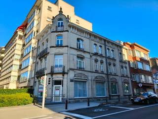 Commercial ground floor for let located at the corner of avenue de Tervueren 298 and rue Jules de Trooz 2 in 1150 Brussels.The property is located...