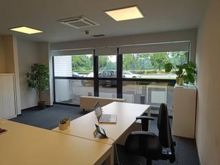 Op zoek naar een moderne kantoorruimte? Bezoek dan zeker dit kantoor van ± 25 m² in bedrijvencentrum Smartspace. Ideaal voor 2 tot 4 personen.Gelegen...