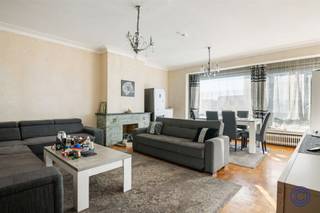 <p><span>Informatie appartement</span></p><p><span>Ruim 2-slpk appartement van ca. 95m² in hartje Antwerpen. Via de ruime inkomhal voorzien van 2 praktische bergkasten en een apart toilet,  betreden we het appartement dat gelegen is op de vierde verdieping. Aan de voorgevel van het gebouw is de ruime woonkamer gelegen genietend van veel lichtinval door de gevelbrede ramen. Er is voldoende plaats voor het inrichten van een zit- en eethoek. Aansluitend aan de woonkamer bevind zich de geïnstalleerde keuken. Verder is er een ruime badkamer voorzien van een ligbad en een lavabo met spiegel. Achteraan het appartement bevinden zich tot slot de twee volwaardige slaapkamers. Maandelijkse kosten 232 EUR (water, verwarming, lift, blokpolis, syndicus, onderhoud en elektriciteit gem. delen) EPC Label B, conforme elektrische keuring en asbestveilig! Overdekte autostaanplaats om de hoek in nieuwbouwproject te Congresstraat 9 mogelijks mee aan te kopen voor 39.000 EUR. </span></p><p><span> </span></p><p><span>Indeling</span></p><ul><li><span>Inkomhal met apart toilet en twee praktische opbergkasten.</span></li><li><span>Lichtrijke leefruimte met gezellige sierhaard, dat plaats biedt voor een zit- en eethoek.</span></li><li><span>Aansluitend is er een geïnstalleerde keuken en voorziening voor aansluiting voor was- en droogmachine.</span></li><li><span>Ruime badkamer voorzien van ligbad, lavabo en spiegel.</span></li><li><span>Achteraan het appartement bevinden zich de twee volwaardige slaapkamers.</span></li></ul><p><span> </span></p><p><span>Extra's</span></p><ul><li><span>Kelderberging inbegrepen in de aankoopprijs.</span></li></ul><ul><li><span>Videofoon aanwezig.</span></li><li><span>Overdekte autostaanplaats om de hoek in nieuwbouwproject te Congresstraat 9 mogelijks mee aan te kopen voor 39.000 EUR.</span></li></ul><p><span> </span></p><p><span>Algemene informatie</span></p><ul><li><span>Maandelijkse provisie bedraagt 232 EUR (water, gas, lift, blokpolis, syndicus, onderhoud en elektriciteit gem. delen).</span></li><li><span>Maandelijkse bijdrage reservekapitaal: 58 EUR</span></li><li><span>Huidig huurprijs: 740 EUR per maand + 220 EUR kosten (Contract van korte duur eindigt op 31/01/2026)</span></li></ul><p><span> </span></p><ul><li><span>EPC: label B (geen renovatieplicht)!</span></li><li><span>Asbestinventarisattest: asbestveilig!</span></li><li><span>Elektrische keuring: in aanvraag</span></li></ul><p><span> </span></p><p><span>Gebouw</span></p><ul><li><span>Gebouw bestaande uit een kelder, handelsgelijkvloers en 6 verdiepingen met in totaal 12 appartementen. </span></li><li><span>Lift aanwezig.</span></li></ul><p><span> </span></p><p><span>Ligging</span></p><ul><li><span>Centrale ligging in de binnenstad!</span></li><li><span>Verschillende hippe bars en restaurants zoals op wandelafstand.</span></li><li><span>Centraal-Station en de Rooseveltplaats op wandelafstand en een Velofiets station om de hoek!</span></li><li><span>MOBISCORE: 9,9/10!</span></li></ul><p><span> </span></p><p><span>De informatie in deze prospect is ter informatieve titel: de kandidaat-kopers moeten hun eigen zaak maken van het verkrijgen, controleren en interpreteren van deze informatie.</span></p><p><span> </span></p>