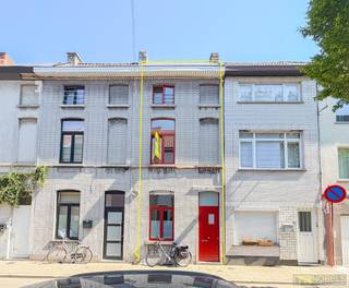 <p>Deze gezellige, instapklare woning bevindt zich in het centrum van Gent. De woning kent een <strong>zeer gunstige ligging</strong><span> met winkels, scholen, openbaar vervoer en invalswegen in de buurt. </span></p>
<br />De woning kent volgende indeling: inkom, woonkamer, eetplaats, ingerichte keuken, badkamer, berging, toilet, koertje, nachthall, <strong>3 volwaardige slaapkamers met elk een wastafel </strong>en een ruime kelder.<br /><br />Deze woning is <strong>IDEAAL VOOR CO-HOUSING</strong><br /><br />Adres: Fuchsiastraat 34 - 9000 Gent<br />Huurprijs: € 930/maand<br />Onmiddellijk beschikbaar<br />EPC: 299 kWh/m² 