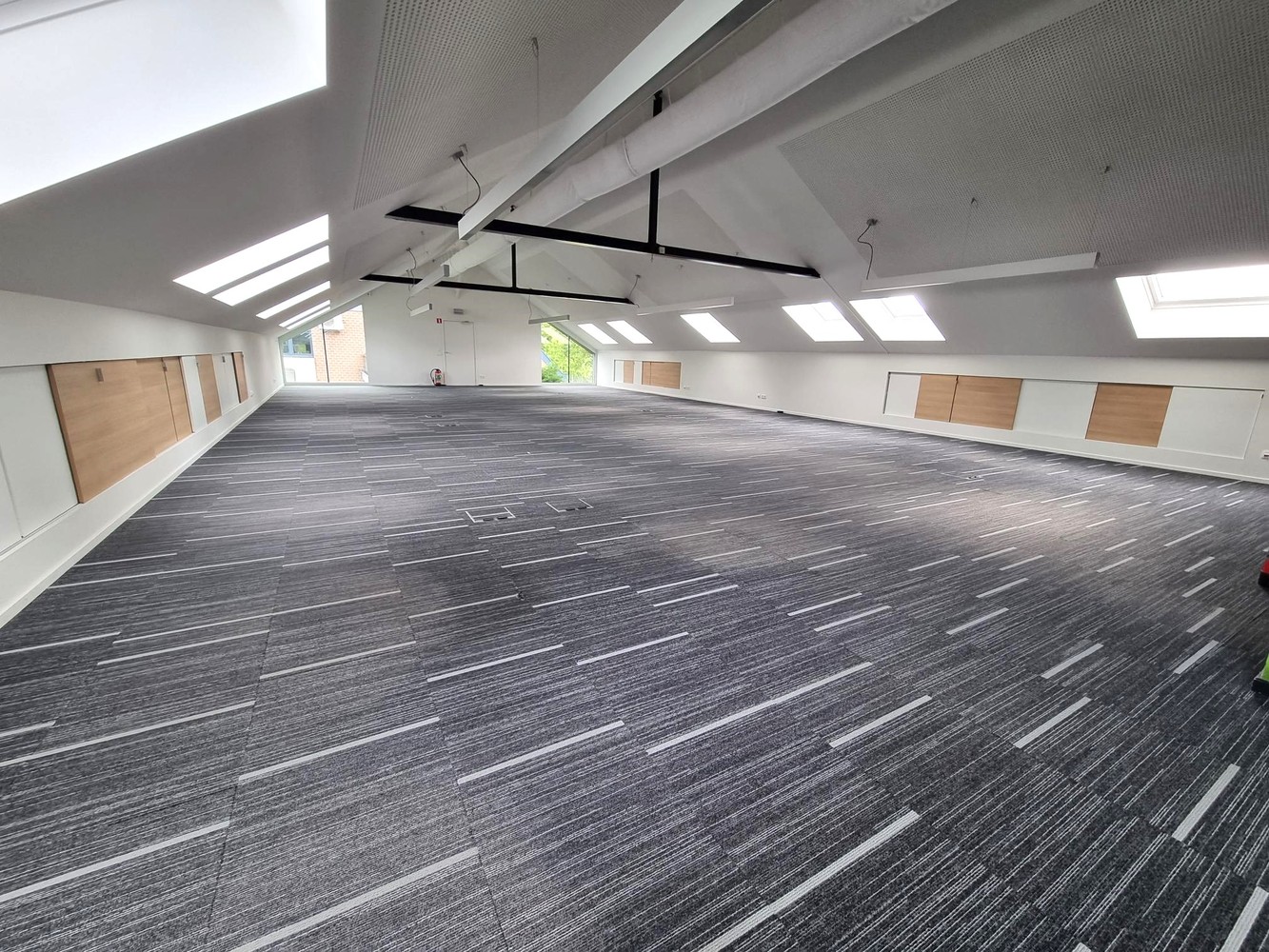 Kantoorgebouw met magazijnruimte, bruto vloeropp 1770 m² op een perceel gelegen van 49a85ca. - foto 3