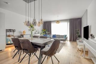 <p>Vous cherchez un endroit où vous sentir immédiatement chez vous après une longue journée de travail? Un appartement récent aux finitions haut de gamme où vous n'avez plus qu'à poser vos valises, avec des liaisons rapides vers le centre de Bruxelles et le Ring?</p>
<p>Alors cet appartement est fait pour vous!</p>
<p>L'appartement se compose comme suit: un hall d'entrée, un séjour baigné de lumière idéal pour se détendre, une cuisine ouverte équipée avec des matériaux de qualité, un débarras pratique, une salle de bain avec douche à l'italienne, un wc séparé et 2 chambres à coucher. À l'extérieur, profitez de la terrasse couverte orientée à l'est pour votre café du matin et les premiers rayons de soleil. Cerise sur le gâteau, le bien dispose d'un emplacement de parking privé dans le garage souterrain et d'une cave dans le bâtiment, tous deux inclus dans le prix.</p>
<p>Construit en 2020, cet appartement a été aménagé par ses premiers propriétaires avec un réel souci du détail. Les magnifiques parquets en chêne apportent une touche de chaleur et un standing supérieur au quotidien.</p>
<p>La Avenue Général Dumonceau offre une situation très pratique. Vous vivez ici à distance de marche des transports en commun, des commerces et des écoles, tout en bénéficiant d'un accès rapide au Ring de Bruxelles et à la Chaussée de Ninove. Fini le stress du stationnement grâce à votre place privée en sous-sol!</p>
<p>PEB: B- → 82 kWh/m² an.</p>
<p>Renseignements urbanistiques en demande.</p>
<p>Ne tardez pas, contactez Mathias au 0478/70.96.49 ou mathias.e@weinvest.be.</p>