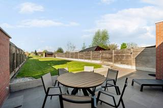Schrijf je in voor het bezoekmoment op zaterdag 09/05 via onze website:<br />https://benjaminverkoopt.be/panden/instapklare_woning_met_3_slaapkamers-verzorgde_tuin_en_garage_in_roeselare/<br />- Uitstekende ligging in Roeselare: Stadenstraat 60<br />- Verzorgde woning, volledig gerenoveerd in 2017<br />- Bureauruimte vooraan<br />- Zithoek met gezellige gashaard<br />- Leefruimte met open keuken en zicht op de tuin<br />- Aangelegde omheinde tuin met tuinberging<br />- Keukenberging met aansluitende droge kelder<br />- Garage met bijkeuken<br />- Eerste verdieping: 2 slaapkamers en badkamer met douchecabine, wastafelmeubel en toilet<br />- Tweede verdieping met vaste trap en een masterbedroom<br />- Conforme elektriciteit <br />- Asbestveilig<br />- EPC C, mits bijplaatsen van enkele zonnepalen: EPC B<br />- Overal elektrische rolluiken<br />- Schrijnwerk in PVC met hoogrendementbeglazing<br />- Richtprijs: € 345.000