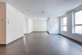 <p>Ligging<br /><br />Dit assistentie appartement maakt deel uit van de residentie "Collegehof" en is gelegen in het hart van de historische stad Gent. <br />Exclusief wonen en ondersteuning van zorgverlening gaan hier hand in hand. <br />Als bewoner van deze residentie kan u gebruik maken van de gemeenschappelijke ruimte op het gelijkvloers alsook van de prachtige binnentuin waar u rustig kan vertoeven. <br />Verder geniet u dankzij deze unieke locatie van de nabijheid van winkels, restaurants en openbaar vervoer. <br /><br />Indeling<br /><br />Het appartement is gelegen op de eerste verdieping. U komt binnen via de inkomhal en vervolgens heeft u toegang tot de woonkamer met open keuken. De keuken is volledig geïnstalleerd en voorzien van de gebruikelijke toestellen. Vanuit de woonkamer heeft u toegang tot het eerste terras via een groot schuifraam. De badkamer is voorzien van een toilet, inloop regendouche en lavabo met badkamermeubel. Tot slot bevat het appartement nog 2 slaapkamers, waarvan 1 slaapkamer met afzonderlijke berging en aansluitend terras die een prachtig uitzicht heeft op de binnentuin. <br /><br />Extra voordeel: Vrijstelling van onroerende voorheffing! <br /><br />Kortom, een perfecte investering naar de toekomst toe!<br /><br />Contacteer Andreas Burssens voor meer info en/of een bezoek: 0472 61 00 00.<br /><br />(Stedenbouwkundige inlichtingen in aanvraag, de maten en oppervlakten zijn geraamd, bepaalde foto's zijn referentiebeelden)</p>