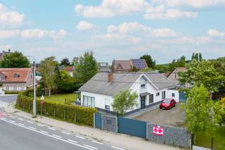 Deze ruime woning is voorzien van 4 slaapkamers, 2 badkamers, 2 keukens, een inpandige garage, een mooie tuin en veel parkeergelegenheid.De woning is...
