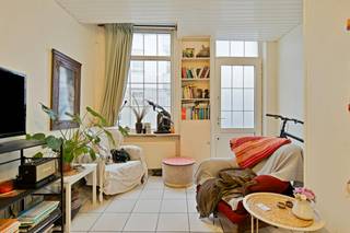 De woning beschikt over een bewoonbare oppervlakte van circa 100 m² en biedt heel wat mogelijkheden om er een gezellige en hedendaagse thuis van te maken.<br /><br />Indeling:<br />Gelijkvloers:<br />-Woonruimte met open keuken<br />-Toilet<br />-Toegang tot kelder<br /><br />Eerste verdiep:<br />-Badkamer met bad<br />-Aansluitingen voor wasmachine<br />-Slaapkamer<br /><br />Tweede verdiep:<br />-Multifunctionele zolderruimte te gebruiken als slaapkamer, dressing, bureau..<br /><br />Momenteel wordt deze woning nog verhuurd maar deze zal bij akte vrij zijn.<br /><br />Hoewel er geen buitenruimte aanwezig is, vormt deze woning een interessante opportuniteit voor starters, alleenstaanden, koppels of investeerders die op zoek zijn naar een compacte stadswoning in Mechelen.<br /><br />De Gebroeders Verhaegenstraat is een erfgoedstraat gelegen in hartje Mechelen. Het intern samenvoegen van woning nr 20 en 22 zou na overleg met bouwdienst mogelijk moeten zijn mits behoud van de originele gevels. Vergunning zelf te bekomen.<br /><br />Maak snel je afspraak met Dewaele vastgoed te Mechelen<br /><br />Bestuursmaatregelen in het maatregelenregister: nee<br /><br />Deze AI-visualisaties zijn bedoeld als inspiratie. Er werd geen rekening gehouden met technische specificaties, stedenbouwkundige voorschriften of de concrete mogelijkheden tot realisatie.