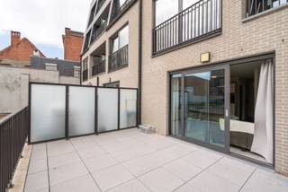 Dit moderne gelijkvloerse instapklare appartement (bouwjaar 2020 - APP. 0.03 / BUS 0001) is gelegen in hartje Lokeren.Hierbij de grote troeven:🌳...