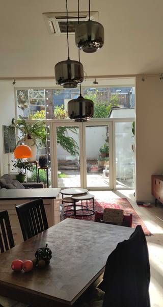 Gelijkvloers wonen met tuin in hartje Antwerpen.<br /><br />In de Milisstraat – een kalme straat in de centrale en gegeerde Kievitwijk- op slechts een steenworp van het Centraal Station, vind je dit charmante gelijkvloers appartement met een royale tuin van 46,5 m² – een groene oase in de stad. Met een woonoppervlakte van ca. 97 m² en een verrassend veelzijdige sous-sol, biedt deze woning comfort, rust én ruimte op een uitzonderlijke locatie.<br /><br />De leefruimte kijkt uit op de prachtig aangelegde tuin en wordt gekenmerkt door een grote raampartij die zorgt voor een overvloed aan natuurlijk licht. De zuid-georiënteerde tuin, met een statige boom als natuurlijke parasol, is een ideale plek voor wie houdt van buitenleven in de stad: perfect voor een koffie in de ochtendzon, een barbecue met vrienden of een boek in de schaduw.<br /><br />In de privatieve sous-sol vind je een volwaardige extra ruimte die tal van mogelijkheden biedt: van thuiswerkplek tot hobbyruimte, fitness of extra bergruimte. Ook de aparte was- en opslagplaats is een praktisch pluspunt.<br /><br />Met tram- en treinverbindingen letterlijk om de hoek en een uitstekende bereikbaarheid voor fietsers en pendelaars, woon je hier bijzonder vlot en goed verbonden. Voeg daarbij de nabijheid van winkels, horeca en andere stedelijke voorzieningen, en je vindt hier een plek waar alles klopt.<br /><br />Of je nu op zoek bent naar een eerste woning, een toekomstgericht appartement op het gelijkvloers, of een interessante investering – deze woning biedt een zeldzame combinatie van rust, bereikbaarheid en potentieel.