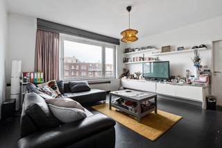 <strong>Twee-slaapkamerappartement tussen stad en park</strong><br /><br />Gelegen op wandelafstand van <strong>Park Den Brandt</strong> en het <strong>Middelheimpark</strong>, combineert deze ligging groene rust met een uitstekende bereikbaarheid. De <strong>A12 richting Brussel</strong> en andere invalswegen liggen vlakbij, <strong>openbaar vervoer </strong>stopt voor de deur en het <strong>Zuid </strong>met haar levendige horeca, winkels en musea bevindt zich op slechts enkele minuten.<br /><br />Het gebouw, daterend uit <strong>1955</strong>, ademt nog de charme van zijn tijd met <strong>authentieke elementen </strong>die mooi bewaard bleven. De gemeenschappelijke delen worden <strong>goed onderhouden</strong>, wat zorgt voor een verzorgde indruk en een aangename woonervaring.<br />Het appartement zelf is <strong>licht </strong>en <strong>zonnig </strong>dankzij de <strong>ongehinderde namiddagzon </strong>en het <strong>vrij uitzicht</strong>. De <strong>praktische inkomhal</strong> biedt plaats voor een vestiaire en geeft toegang tot een <strong>apart toilet</strong>. De <strong>leefruimte met open </strong>keuken voelt ruim aan.<br /><br />Vooraan bevindt zich een <strong>slaapkamer </strong>of <strong>bureauruimte</strong>, uitgerust met een aparte <strong>douchekamer </strong>en wastafel: perfect voor gasten of een kleine praktijk aan huis. Achteraan ligt de <strong>grote slaapkamer met ochtendzon </strong>en rechtstreekse toegang tot de <strong>badkamer </strong>met ligbad.