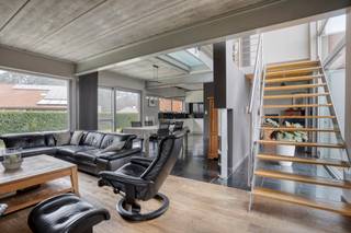 [[ DIT PAND NEEMT DEEL AAN DE ERA OPEN HUIZEN DAG OP 14/3 VAN 13:00 TOT 14:00 ]]
<p>Te koop: ruime open bebouwing in Heppen (Leopoldsburg), gelegen in een rustige woonkern met landelijke charme.</p>

<p>Deze goed onderhouden woning biedt een comfortabele indeling met drie slaapkamers en een EPC-label B, wat zorgt voor een energiezuinige leefomgeving. De woning is voorzien van zonnepanelen, een warmtepomp en vloerverwarming (gelijkvloers).</p>

<p>De ligging is ideaal: op wandelafstand (ca. 100m) van een uitgestrekt bosgebied, nabij scholen en openbaar vervoer. Dankzij de praktische ruimtes en de aanwezigheid van een garage is dit huis perfect voor gezinnen die op zoek zijn naar rust en bereikbaarheid.</p>

<p> </p>

<p>Belangrijkste ruimtes:</p>

<p>• Inkomhal met toegang tot de leefruimtes</p>

<p>• Lichte living met plaats voor een gezellige zithoek</p>

<p>• Eetkamer aansluitend op de keuken</p>

<p>• Functionele keuken met voldoende werk- en opbergruimte</p>

<p>• Bureel, ideaal voor thuiswerk</p>

<p>• Achterhal met toegang tot tuin en garage</p>

<p>• Drie slaapkamers</p>

<p>• Badkamer met inloopdouche en ruime dressing</p>

<p>• Berging voor extra opslag</p>

<p>• Garage met directe toegang tot de woning</p>

<p>• Zolder voor extra bergruimte</p>

<p> </p>

<p>Troeven:</p>

<p>• Rustige ligging in landelijke, bosrijk gebied</p>

<p>• Energiezuinig EPC-label B (zonnepanelen, warmtepomp)</p>

<p>• Nabij scholen en openbaar vervoer</p>

<p> </p>

<p>Neem vandaag nog contact op met je ERA-makelaar Hilde voor een bezoek 013 31 14 00 of depiramide@era.be</p>

<p>JOUW DROOMHUIS. ZO GEVONDEN!</p>