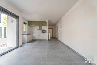 Dit eigentijdse appartement biedt een ideale combinatie van comfort, licht en rust. Bij binnenkomst betreed je een open leefruimte met geïntegreerde keuken, waar grote raampartijen zorgen voor een mooie lichtinval en een aangename sfeer.

De leefruimte sluit naadloos aan op een ruim terras dat uitkijkt op de rustige binnenkoer van het gebouw – perfect om in alle privacy van de buitenlucht te genieten. De slaapkamer van 13,5 m² biedt voldoende plaats voor een tweepersoonsbed en opbergkasten. De praktische indeling wordt vervolledigd met een aparte berging en een moderne badkamer voorzien van een inloopdouche.

Dankzij de zonnewering blijft het ook tijdens warme dagen aangenaam binnen. Dit