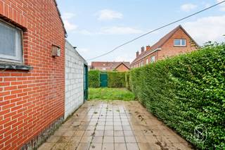 Te koop: Ruime woning met veel potentieel in DottigniesIn een rustige en gegeerde straat in Dottignies, vlak bij tal van voorzieningen, bevindt zich deze ruime woning met 3 slaapkamers en uitbreidingsmogelijkheden tot 5 slaapkamers. Een interessante opportuniteit voor wie op zoek is naar een woning die volledig naar eigen smaak kan worden gemoderniseerd!Wat maakt deze woning uniek?Via de inkomhal bereikt u de gezellige leefruimte met zit- en eetgedeelte, aansluitend op de ruime open keuken. Verder beschikt het gelijkvloers over een praktische wasruimte, een afzonderlijk toilet en een droge kelder. Op de eerste verdieping bevinden zich 3 volwaardige slaapkamers en een badkamer. De tweede verdieping biedt een ruime, inrichtbare zolder, waar eventueel nog 2 extra slaapkamers kunnen worden gecreëerd.Buiten geniet u van een aangenaam terras en een tuin met gunstige oriëntatie. Daarnaast beschikt de woning over een schuur, een achterliggende voetgangersdoorgang en parkeergelegenheid vooraan.Dankzij de royale ruimtes en talrijke indelingsmogelijkheden biedt deze eigendom heel wat potentieel om er een comfortabele gezinswoning van te maken.Voor wie is dit ideaal?Ideaal voor mensen die op zoek zijn naar een ruime woning met tuin, parkeergelegenheid en mogelijkheden om alles naar eigen wens in te richten.Te koop via Immo Beguin, jouw vastgoedexpert sinds 2009, met kantoren in Ronse, Waregem, Kortrijk, Deinze, Doornik, Lessines, Moeskroen en Nieuwpoort.