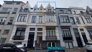 Deze woning is gelegen in het centrum van Oostende.<br /><br />Indeling woning:<br />* inkom<br />* 4 woonkamers<br />* 4 keukens<br />* 4 badkamer<br />* 6 slaapkamers<br />* kelder<br />* tuin<br /><br />Interessante opportuniteit voor investeerders! Momenteel vergund als 1 woning, maar in realiteit zijn dit 4 appartementen.