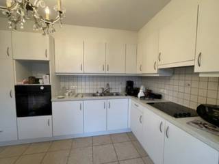 GELIJKVLOERSAPPARTEMENT MET TERRAS EN GARAGE IN HET CENTRUM VAN TIELT. <br /><br />INDELING:<br />Inkomhal, open vestiaire, toilet, living, ingerichte keuken ( kasten, dampkap, koelkast, oven, vitro keramische kookplaat), ingerichte badkamer (ligbad, lavabomeubel) , 1 slaapkamer, terras, rechtstreekse toegang tot garage, gelijkvloerse berging.<br /><br />Provisie 15€/maand