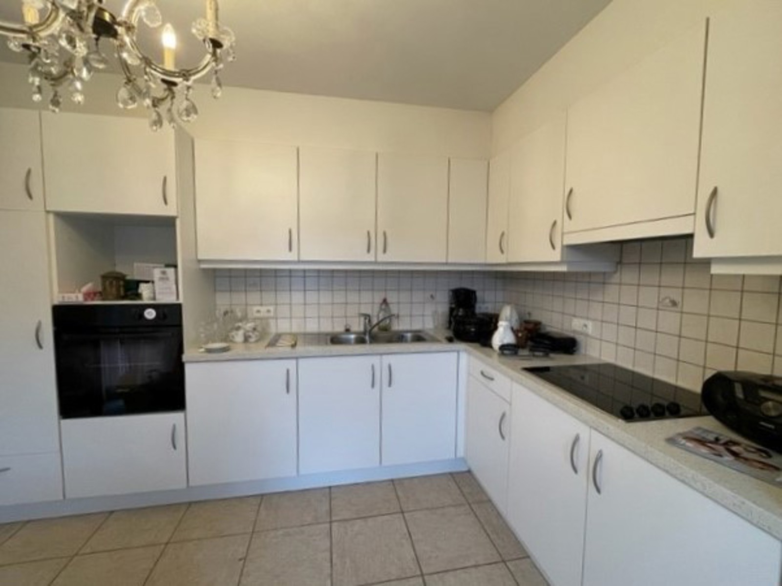 GELIJKVLOERSAPPARTEMENT MET TERRAS EN GARAGE IN HET CENTRUM VAN TIELT.  - foto 3