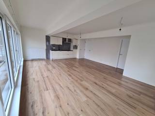 Volledig gerenoveerd (2022) duplex-appartement van circa 120m² met balkon aan de noordzijde en een externe berging van 6m² op begane grond.Het...