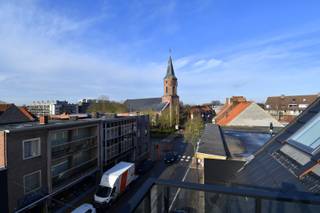 Deze prachtige penthouse appartement in Gullegem is een droom die uitkomt voor iedereen die op zoek is naar luxe en comfort. Gelegen op de...