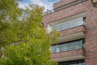 Dit appartement in Residentie Vlaskaai aan de Leie biedt een combinatie die je niet elke dag vindt: een wijds uitzicht, een terras van 14 m² én een ruime afgesloten garage.<br /><br />Op de 3de verdieping kom je via de ruime inkomhal en glazen deur in de lichtrijke leefruimte. De grote raampartij met schuifraam en glazen terrasbalustrade zorgt voor een prachtig zicht op de Leie. De open keuken is volledig uitgerust en biedt samen met de leefruimte plaats voor een grote eettafel en ruime zithoek. Het deels overdekte terras kan je bovendien ook bij minder goed weer optimaal benutten.<br /><br />Via de nachthal bereik je het aparte toilet, de berging die momenteel als bureau wordt gebruikt, 2 ruime slaapkamers en de badkamer met ligbad, douche en dubbele lavabo. Een nis in de nachthal doet dienst als wasberging.<br /><br />Aan de Vlaskaai zijn 2 plaatsen voorzien in de gemeenschappelijke fietsenberging. De afgesloten ondergrondse xl-garage is een absolute troef: er is plaats voor een wagen én meerdere fietsen of een moto.<br /><br /><br />Waarom dit aanbod overwegen?<br /><br />✔ Wijds Leiezicht<br />✔ Overdekt terras van 14 m²<br />✔ 2 slaapkamers<br />✔ Bureau/dressing/berging<br />✔ Badkamer met bad & douche<br />✔ Gordijnen & lichtarmaturen<br />✔ 2 fietsplaatsen<br />✔ Afgesloten XL-garage<br />✔ kelderberging<br />✔ EPC A<br /><br />Beschikbaar vanaf 1 november 2026. De maandelijkse provisie voor de gemeenschappelijke kosten bedraagt €100.<br />Geïnteresseerd? Vul eenvoudig het contactformulier in en Mallory neemt spoedig contact met je op.