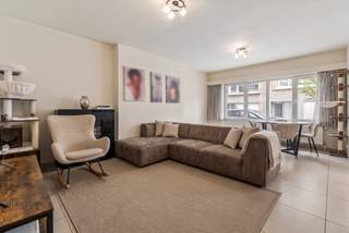 Voor meer info en foto’s, surf naar www.swevers.be<br /> – Dit instapklare gelijkvloers appartement in de Sint-Corneliusstraat 41 bus 2 in Hasselt combineert een bijzonder centrale ligging met een aangename rust. U woont hier op wandelafstand van winkels, restaurants en ontspanning, met openbaar vervoer op 300 meter, scholen op 350 meter en een vlotte verbinding naar de snelweg op ongeveer 3 kilometer. Het appartement bevindt zich in een gebouw met lift, oorspronkelijk gebouwd in 1960 en grondig gerenoveerd in 2015. Daarbij werden onder meer de keuken, badkamer, vloeren, elektriciteit en gasketel vernieuwd.<br /><br />Met een bewoonbare oppervlakte van 94 m² geniet u van een praktische indeling met een leefruimte van 25 m² als centraal punt. Aansluitend vindt u de open keuken van 8,5 m², functioneel ingericht en mooi verbonden met de leefruimte. Verder zijn er twee volwaardige slaapkamers van 14 m² en 14,8 m², die u flexibel kan invullen als slaap-, werk- of hobbyruimte. Ook de badkamer werd vernieuwd en sluit perfect aan bij het verzorgde geheel.<br /><br />Een extra troef is de ruime kelderberging van 16 m², ideaal voor extra stockage. Daarnaast zorgen recente elektrische rolluiken voor meer comfort en privacy. Ook de conforme elektriciteit biedt extra zekerheid. Dit appartement is dan ook een sterke keuze voor wie rustig en centraal wil wonen in een verzorgd en praktisch geheel. Voor meer informatie, bel 011 255 155. Bron bewoonbare oppervlakte: EPC – verslag.