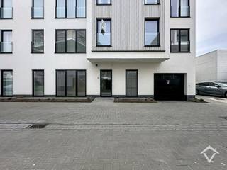 Wonen op een levendige locatie met zicht op alles wat Nieuwpoort te bieden heeft? Dit ruim en modern appartement in residentie Hélène-Charlotte ligt op een strategische plek langs de Albert I Laan, met de jachthaven, winkels en zeedijk binnen handbereik.<br /><br />Met een bewoonbare oppervlakte van 125,63 m² en een aangenaam terras van 16,33 m² biedt dit appartement een mooie combinatie van ruimte, comfort en ligging.<br /><br />De lichtrijke leefruimte met open keuken vormt het hart van het appartement en sluit aan op het terras, ideaal om te genieten van het buitengevoel. Dankzij de praktische indeling is dit appartement perfect geschikt voor zowel vaste bewoning als tweede verblijf.<br /><br />Verder beschikt het appartement over drie slaapkamers, een ruime badkamer met inloopdouche, een afzonderlijk toilet en een handige berging.<br /><br />Troeven:<br />✔ 3 volwaardige slaapkamers<br />✔ Ruime leefruimte met open keuken<br />✔ Terras met aangename oriëntatie<br />✔ Energiezuinige nieuwbouw (BEN)<br />✔ Lift aanwezig in het gebouw<br />✔ Mogelijkheid tot aankoop garagebox<br />✔ Centrale ligging nabij jachthaven, winkels en zee<br /><br />Een ruim en praktisch appartement op een locatie die altijd in trek blijft - zowel voor eigen gebruik als investering.<br /><br />Meer weten of eens ter plaatse gaan kijken? We helpen u graag verder.