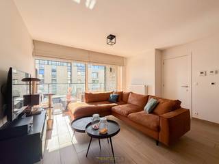 <p><strong>HEDENDAAGS INGERICHT APPARTEMENT</strong> met twee slaapkamers en <strong>ZONOVERGOTEN TERRAS</strong>, aan de <strong>STADSRAND VAN OUDENAARDE</strong>. De <strong>LUMINEUZE LEEFRUIMTE</strong> vloeit harmonieus over in een open keuken, <strong>VOLLEDIG INGERICHT MET KWALITATIEVE TOESTELLEN</strong>. Via de nachthal bereik je <strong>TWEE SLAAPKAMERS</strong> en een stijlvolle badkamer, terwijl een <strong>PRAKTISCHE BERGING MET WASVOORZIENING</strong> en een afzonderlijk toilet bijdragen aan het dagelijks comfort. Het <strong>ZUIDGERICHT TERRAS</strong> biedt een aangename buitenplek om in alle <strong>RUST</strong> te genieten. Er is tevens een <strong>AUTOSTAANPLAATS</strong> die mee dient te worden aangekocht. Deze instapklare eigendom verenigt modern wooncomfort met een <strong>UITMUNTENDE LIGGING OP WANDELAFSTAND</strong> van winkels, eetgelegenheden, scholen en openbaar vervoer. Dit energiezuinige appartement bevindt zich in een <strong>RECENT EN GOED ONDERHOUDEN GEBOUW</strong>, ideaal voor wie <strong>ZONDER ZORGEN</strong> wil wonen of investeren in een centrale ligging.<br /><br /><span>Adres: Libellenstraat 2 te Oudenaarde</span><br /><br /><span>Geen renovatieplicht; P-score: D, G-score: D</span></p>