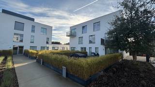 <p><strong>WATERLOO, in the recently built Jardins du Vallon complex, close to all amenities, UNFURNISHED apartment of ±92m² on the 2nd floor. It comprises an entrance hall with separate toilet, a 30m² living room with fully equipped open-plan kitchen, 2 terraces of ±6m² and ±3m² and a laundry room. The 15m² master bedroom has access to a ±6m² terrace and its own bathroom. The hallway leads to a second 10m² bedroom and a shower room. Indoor parking space. Cellar. Dual-flow ventilation. PEB B. Provision for charges €100/month (communal). Available on 01/03/2026. Measurements given for information purposes only.</strong></p>
<p><u>On the 2<sup>nd</sup></u> floor:</p>
<ul>
<li>Entrance hall with separate toilet</li>
<li>30m² living room with fully equipped open kitchen</li>
<li>2 terraces of ±6m² and ±3m² and a laundry room.</li>
<li>±15m² master bedroom with access to a ±6m² terrace and its own bathroom.</li>
<li>One bedroom of ±10m².</li>
<li>Shower room.</li>
</ul>
<p>Indoor parking space.</p>
<p>Cellar no. 4.</p>
<p>Dual-flow ventilation.</p>
<p>PEB B.</p>
<p>Provision for charges €100/month (common areas).</p>