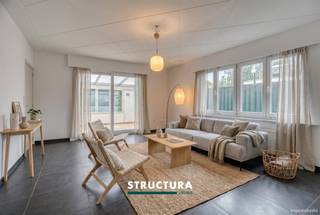 Bent u op zoek naar een betaalbare woonst of een interessante investering? Dan is dit gelijkvloers appartement van ca. 75 m² zeker een bezoek waard. Gelegen in een kleinschalige residentie met beperkte gemeenschappelijke kosten, geniet u hier van een rustige woonomgeving met een vlotte verbinding naar Brussel en alle dagelijkse voorzieningen binnen handbereik. Dankzij de aangename buitenruimte en veranda biedt dit appartement bovendien een extra troef. IndelingHet appartement omvat een inkomhal, een lichtrijke leefruimte, een keuken, één ruime slaapkamer, een badkamer en een berging. Aansluitend bevindt zich een veranda die uitgeeft op de buitenruimte, ideaal om het hele jaar door van extra leefcomfort te genieten.Karakteristieken- Gelijkvloers appartement- Bewoonbare oppervlakte van ca. 75 m²- Gelegen aan de rand van Brussel- Kleinschalige residentie = beperkte gemeenschappelijke kosten- Licht op te frissen- Ideaal als startersappartement of als investering- Goede bereikbaarheid en nabij voorzieningen- Maatregelen in het maatregelenregister: neeOf u nu op zoek bent naar uw eerste eigen woning of een rendabele investering, dit appartement biedt heel wat potentieel op een gegeerde locatie. Interesse? Contacteer ons vandaag nog voor meer informatie of een bezoek ter plaatse via 02 460 80 46 of info@structura.be