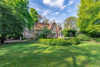 Bent u op zoek naar een uniek eigendom waar wonen en werken te combineren zijn? Of hebt u een hobby die de nodige ruimte vereist?Wij bieden dit...