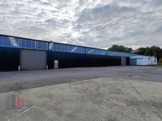 Magazijnruimte met een oppervlakte van 2.750 m² in combinatie met een verhard buitenterrein van +/- 800 m² te huur in Ardooie. De loods met een vrije...