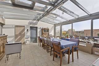 <p>Située sur un vaste terrain de 1.903 m², cette maison individuelle offre de nombreuses possibilités, dont celle de la subdiviser et de construire un bâtiment mitoyen contre le pignon de garde existant. Avec une surface habitable de 189 m², il s'agit d'une maison familiale idéale avec un potentiel supplémentaire et des possibilités d'investissement orientées vers l'avenir.</p><p>La maison a une disposition pratique et a été équipée au fil des ans de technologies modernes telles que des panneaux solaires, des batteries domestiques et la climatisation, ce qui contribue au confort de vie et à un environnement de vie économe en énergie.</p><p>Avantages:<br />- Terrain spacieux de 1 903 m² avec possibilité de lotissement<br />- Surface habitable de 189 m²<br />- 3 chambres avec possibilité d'agrandissement dans les combles<br />- Garage double avec portail automatique<br />- 19 panneaux solaires et 3 batteries domestiques<br />- Station de recharge et climatisation disponibles<br />- Deux citernes d'eau de pluie de 10 000 L<br />- Moustiquaires solaires électriques et portes de garage</p><p>Aménagement:<br />Rez-de-chaussée : hall d'entrée - toilettes invités - salon - cuisine - véranda - buanderie - arrière-cuisine - garage double<br />1er étage : 3 chambres - salle de bains - hall de nuit avec trappe de grenier<br />Combles : grenier de rangement avec possibilité de 2 chambres supplémentaires<br />Sous-sol : cave sèche spacieuse</p><p>Info:<br />- EPC : label D<br />- Urbanisme : Vg | WgLk | Gmo | Gvkr | Gw<br />- La surface habitable mentionnée concerne la surface brute telle que mentionnée dans le certificat EPC</p><p>Contact:<br />Intéressé ? Contactez Els:<br />0496 10 65 76 ou els@heritagevastgoed.be</p>