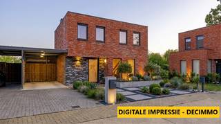 <p><strong>Moderne, energiezuinige woning met 3 slpks in rustige doodlopende straat te Balen</strong></p>
<p>Deze moderne en recent gebouwde woning in <strong>Balen</strong> combineert hedendaags wooncomfort met een praktische indeling en een rustige ligging. Dankzij het bouwjaar <strong>2021</strong>, de verzorgde afwerking en de uitstekende <strong>EPC-score A</strong> is dit een instapklare woning voor wie op zoek is naar energiezuinig en comfortabel wonen.</p>
<p><u>Gelijkvloers</u>:</p>
<p>Bij het betreden van de woning kom je binnen in een <strong>zeer ruime inkomhal</strong> met gastentoilet. Vanuit deze inkomhal is er toegang tot het gastentoilet en tot de lichtrijke leefruimte.</p>
<p>De <strong>leefruimte</strong> heeft een oppervlakte van circa <strong>41 m²</strong> en sluit mooi aan op de ingerichte eetkeuken. Deze keuken is voorzien van een <strong>granieten werkblad </strong>met elektrische kookplaat, Amerikaanse koelkast, afwasmachine en een praktisch <strong>eiland om aan te kokkerellen. </strong> Dankzij de grote schuifraam is er vanuit de keuken rechtstreeks toegang tot de tuin <strong>met vrij uitzicht op weilanden en bossen!</strong></p>
<p><u>Verdieping</u>:</p>
<p>Op de bovenverdieping bevinden zich <strong>3 ruime slaapkamers</strong> en een centrale badkamer. De badkamer is uitgerust met een <strong>douche</strong>, een <strong>dubbele wastafel</strong> en een tweede toilet. Ook hier is ruimte voor het stallen van wasmachine en droogkast.</p>
<p>De woning beschikt over een totale bewoonbare oppervlakte van ongeveer <strong>132 m²</strong> bruto en wordt verwarmd op gas. Buiten geniet je van een <strong>volledig omheinde tuin</strong>, ideaal voor kinderen of huisdieren. De woning is gelegen in een <strong>doodlopende straat</strong>, wat zorgt voor extra rust en veiligheid. Daarnaast is er een mooie straatbreedte van ongeveer <strong>11 meter</strong> en beschikt de woning over een <strong>carport grenzend aan de woning met toegang naar een technische ruimte/berging. </strong></p>
<p><strong><u>Troeven van deze woning</u></strong></p>
<ul>
<li>Bouwjaar 2021</li>
<li>Energiezuinig met EPC-label A</li>
<li>Moderne afwerking</li>
<li>3 ruime slaapkamers</li>
<li>Lichtrijke leefruimte van circa 41 m²</li>
<li>Ingerichte eetkeuken kookeiland</li>
<li>Badkamer met douche, dubbele wastafel en toilet</li>
<li>Zeer ruime inkomhal met gastentoilet</li>
<li>Volledig omheinde tuin met prachtig vrij zicht!</li>
<li>Carport aan de woning</li>
<li>Rustige ligging in een doodlopende straat</li>
<li>Ideaal voor gezinnen met kinderen</li>
<li>Bewoonbare oppervlakte van circa 132 m² bruto</li>
</ul>
<p>Deze woning is ideaal voor wie op zoek is naar een <strong>moderne, energiezuinige en instapklare gezinswoning</strong> op een rustige locatie in Balen.</p>