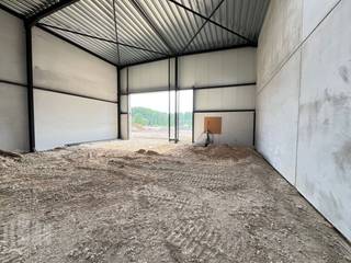 Uitstekend gelegen <strong>nieuwbouw KMO-unit </strong>van 156 m² te koop in Sint-Lievens-Houtem (Bavegem). De site geniet van een vlotte bereikbaarheid richting de E40 en de N42. Hierdoor zijn er vlotte verbindingen richting Aalst, Gent, Brussel en omliggende gemeenten.<br /><br />De <strong>casco </strong>KMO-units zijn opgebouwd uit een staalconstructie met een buitenschil bestaande uit een combinatie van geïsoleerde betonpanelen en sandwichpanelen. De loods, brandklasse C, heeft een vrije hoogte van +/- 6 meter en is toegankelijk via een automatische sectionale poort met een aparte toegangsdeur en is voorzien van polybetonvloer, lichtstraat met rookluik, branddetectie en individuele nutsleidingen (water, elektr. (32 A), data). Ook <strong>andere oppervlaktes beschikbaar</strong>. Tal van activiteiten mogelijk: opslag, productie, atelier,...  Er is tevens ruime <strong>manoeuvreerruimte en parking</strong> voorzien op de site. <strong>Verwachte oplevering 2027</strong>.<br /><br />Heb je interesse of wil je meer informatie, zoals plannen of wil je graag een vrijblijvend plaatsbezoek? Aarzel dan niet om contact op te nemen met <strong>Gill </strong>via het nummer <strong>0477 06 30 30</strong>.