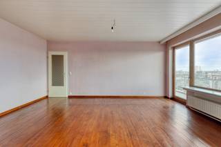 Cet appartement rénové d'une chambre à vendre à Anvers est situé dans un immeuble résidentiel au septième étage et dispose d'une surface habitable de 69 m². Disposition :- Hall d'entrée avec placards intégrés- Salon spacieux avec accès à la terrasse avec vue sur la ville- Terrasse de 15 m²- Cuisine- Chambre- Salle de bain avec baignoire et lavabo- Toilettes séparées- Rangement au sous-solAvantages :- Terrasse spacieuse avec vue imprenable sur la ville- Beaucoup de potentiel- Concierge dans l'immeubleCet appartement est proposé à la vente au prix demandé de 219 000 euros.Idéal comme appartement de départ ou comme investissement.Vous êtes intéressé par un appartement ou une maison à vendre à Anvers ? N'hésitez pas à nous contacter. Si vous souhaitez vendre votre propre propriété, veuillez nous contacter pour une estimation gratuite, par téléphone au 03/206.76.76 ou par e-mail à antwerpen@dewaele.com.Vous pouvez également toujours vous adresser à nous pour toutes autres questions concernant l'immobilier, l'achat ou la vente !