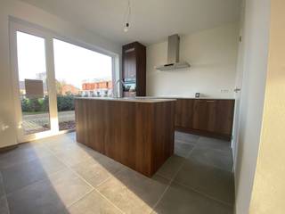 Energiezuinige nieuwbouwwoning met 3 slaapkamers, tuin, tuinberging en 2 autostaanplaatsen. Beschikbaar: onmiddellijk.Ligging: centraal gelegen op...